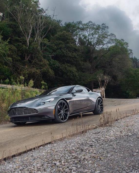 ASTON MARTIN DB11 2017 SCFRMFAV9HGL00195 image